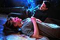 Der neue Mitschüler Alev (Luis Leisterer) und die hochintelligente Außenseiterin Ada (Leonie Flöttmann) in der Aufführung von &bdquo;Spieltrieb&ldquo; in der Theaterwerkstatt.
