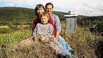 Wenn der Schornstein nicht wäre,       -  Wenn der Schornstein nicht wäre, würde man kaum glauben, dass Josef, Uschi und Werner Bauer auf dem Dachfirst ihres Hauses sitzen. Das Gras wächst übrigens auf dem Mutterboden, der
beim Hausbau abgetragen wurde.