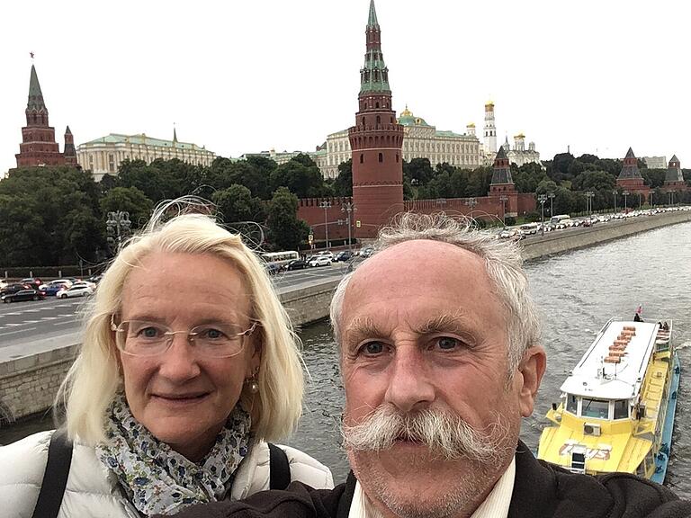 Die Riedels auf einer Brücke über der Moskwa, im Hintergrund der Kreml. Die Riedels auf einer Brücke über der Moskwa, im Hintergrund der Kreml.