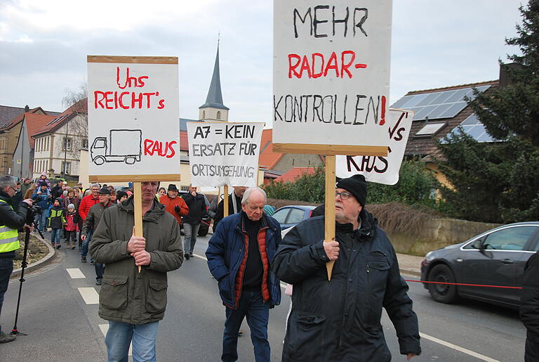 Rasch bildete sich Staus auf beiden Straßenseiten.