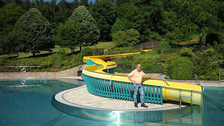 Startklar: Das Sportbecken, das Turmbecken, der Kinder- und Jugendbereich sowie Betriebsleiter Roland Bühner warten auf die ersten Gäste der Saison im Bad Kissinger Terrassenschwimmbad.