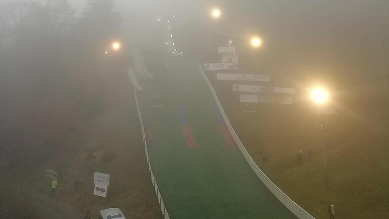 Im Nebel kaum zu erkennen: Die Schanzenanlage im Roßbachtal mit ihrer neuen Flutlichtanlage, die beim Abendsprunglauf um den 'Pokal des Bürgermeisters' erstmals richtig zum Einsatz kam.