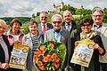 Auf der Alten Mainbrücke hat Erich Beck Freikarten der Frankenfestspiele Röttingen an soziale Einrichtungen übergeben. Im Bild (von links) Irmgard Gülsdorff (Kulturtafel Würzburg), Christiane Stein (Ehrenamtliche Helfer in Gerbrunn), Hildegard Schwab (Seniorenunion Lengfeld), Ralph Knüttel (Johanniter), Erich Beck, Johannes Amrhein (Seniorenzentrum St.Thekla), Zaida Hock (Marienheim) und Josef Gessner (stellvertretender Bürgermeister Röttingen).