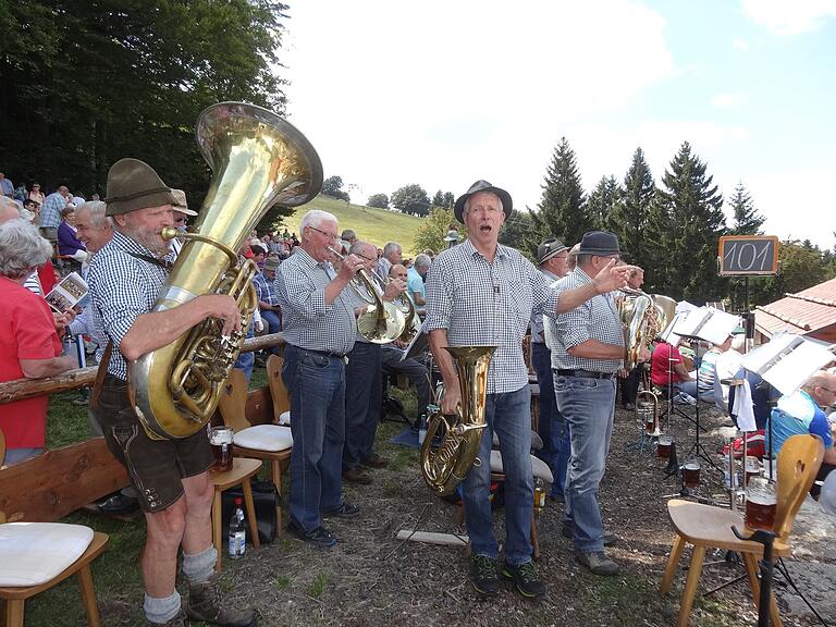 Beim Hüttenfest an der Gemündener Hütte verabschiedeten sich 2016 die Bergmusikanten Waldfenster von ihrer Fans. Beim Hüttenfest an der Gemündener Hütte verabschiedeten sich 2016 die Bergmusikanten Waldfenster von ihrer Fans.