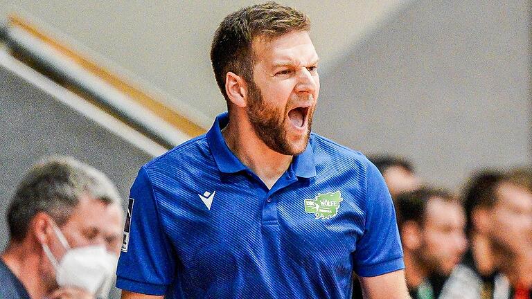 'Ich versuche beides: Motivational die Mannschaft zu pushen und überlegt Entscheidungen zu treffen': Julian Thomann, neuer Trainer des Handball-Zweitligisten DJK Rimpar beim Auswärtsspiel in Hagen.