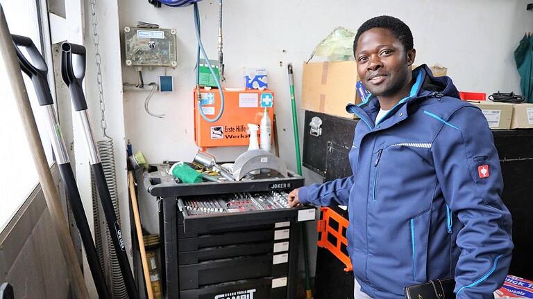 In der Werkstatt holt sich Mpangala das Werkzeug, um zum Beispiel blockierende Türen zu reparieren          -  In der Werkstatt holt sich Mpangala das Werkzeug, um zum Beispiel blockierende Türen zu reparieren   