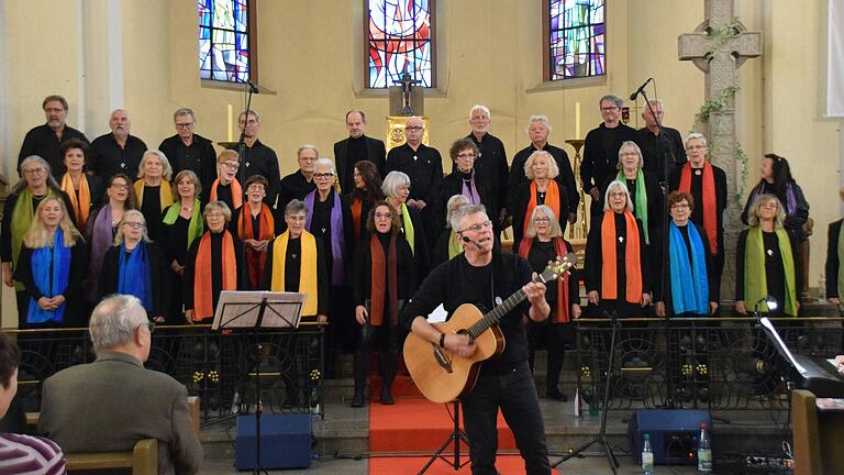 Benefizkonzert des Gospelchors Troubadour in der voll besetzten Don-Bosco-Kirche zu Gunsten des Caritasladens