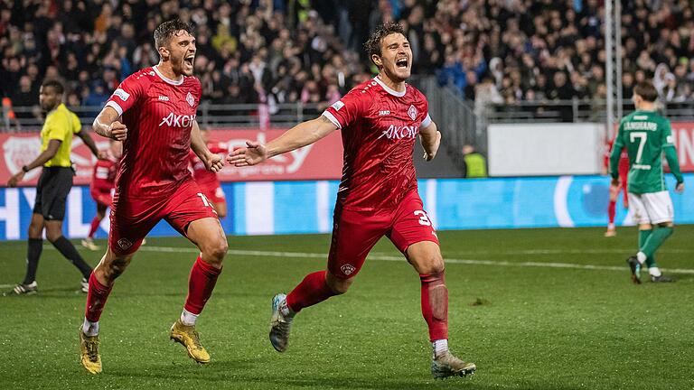 Moment der Erlösung: Torschütze Benjamin Girth (rechts) und Marius Uhl bejubeln das entscheidende Tor zum 1:0 für die Würzburger Kickers.