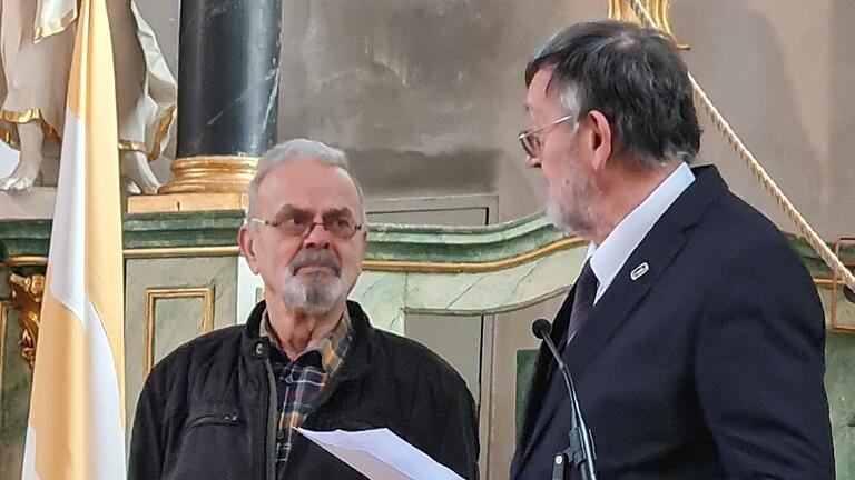 Jubilar Roman Johannes, Diözesanleiter Wilhelm Karg vom Messnerverband. Jubilar Roman Johannes, Diözesanleiter Wilhelm Karg vom Messnerverband.