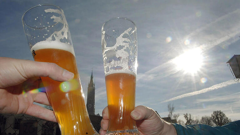 Biergenusss       -  ARCHIV - Zwei Männer stoßen in einem Biergarten in der Innenstadt von Landshut (Niederbayern) mit zwei Gläsern Weizenbier an (Archivfoto vom 16.11.2006). Der Verband Private Brauereien Deutschland informiert auf einer Pressekonferenz über Gentechnik bei Braurohstoffen und das Reinheitsgebot am Dienstag (12.06.2007) in Berlin. Foto: Armin Weigel dpa/lby   +++(c) dpa - Bildfunk+++