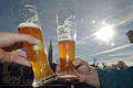 Biergenusss       -  ARCHIV - Zwei Männer stoßen in einem Biergarten in der Innenstadt von Landshut (Niederbayern) mit zwei Gläsern Weizenbier an (Archivfoto vom 16.11.2006). Der Verband Private Brauereien Deutschland informiert auf einer Pressekonferenz über Gentechnik bei Braurohstoffen und das Reinheitsgebot am Dienstag (12.06.2007) in Berlin. Foto: Armin Weigel dpa/lby   +++(c) dpa - Bildfunk+++