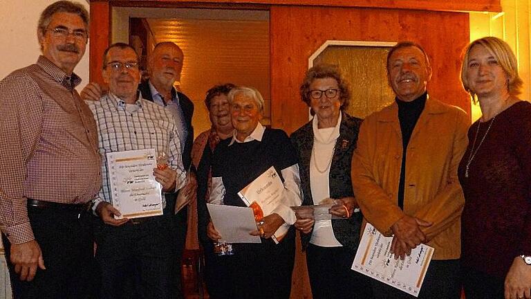 Geehrte Mitglieder der Freien Wähler Kitzingen (von links): Werner Katzenberger (stellvertretender Vorsitzender), Manfred Seubert (25 Jahre), Friedrich Haag (25) Jutta Wallrapp (zehn), Barbara Wachter (25), Herta Esch-Gamm (25), Roland Kundmüller (25) und Natascha Siebert (stellvertretende Vorsitzende).