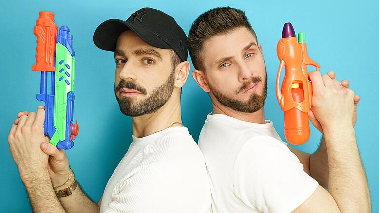 Diese beiden haben mit ihrer Teilnahme an der RTL-Dating-Show 'Take me out Boys Boys Boys' ins Schwarze getroffen. Der 29-jährige Schweinfurter Marco Correale (links) und sein neuer Partner Tim Schrock (33).&nbsp;