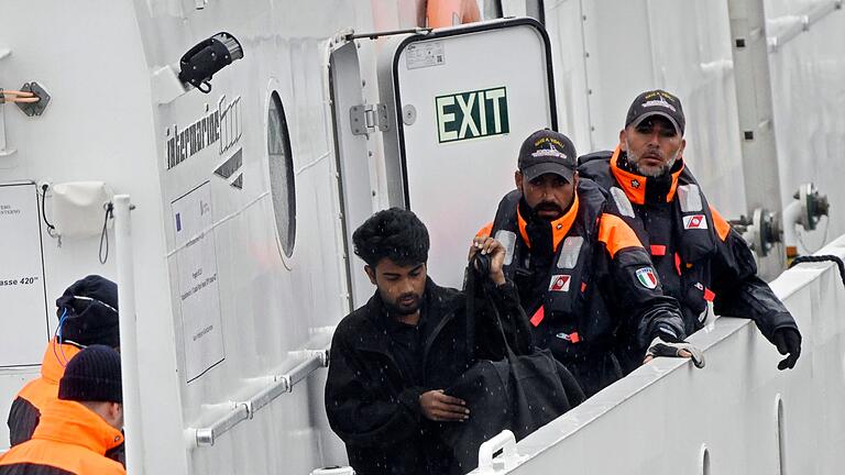 Migranten werden aus Albanien nach Italien gebracht       -  Italiens Pläne für Flüchtlingslager außerhalb der EU kommen vor den Europäischen Gerichtshof. (Foto: Archiv)