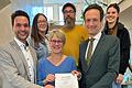 Bei der Übergabe des Zertifikats 'kinder- und jugendgerechte Gemeinde' (von links): Bürgermeister Manuel Kneuer, Jugendbeauftragte Sandra Wenzel, Kreisjugendpflegerin Bettina Stampf, Jugendtreffleiter Oliver Dellert, Landrat Florian Töpper und Jugendbeauftragte Anna Müller.