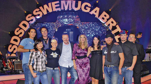 Steffi List (Vierte von links) bei Stefan Raabs TV-Casting-Show zusammen mit Juror Carl Carlton, Stefan Raab, Gastjurorin Barbara Schöneberger, den Moderatoren Johanna Klum und Elton sowie vier Mit-Kandidaten. Die gebürtige Geldersheimerin hat es unter die besten Zehn geschafft.