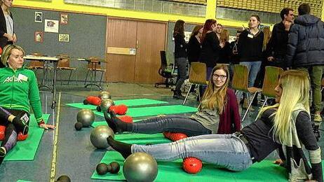 Die Trainerin der AOK gab Laura Krämer (rechts vorne) und Vanessa Frank (rechts hinten) wertvolle Tipps für ein effektives  Faszientrainig.