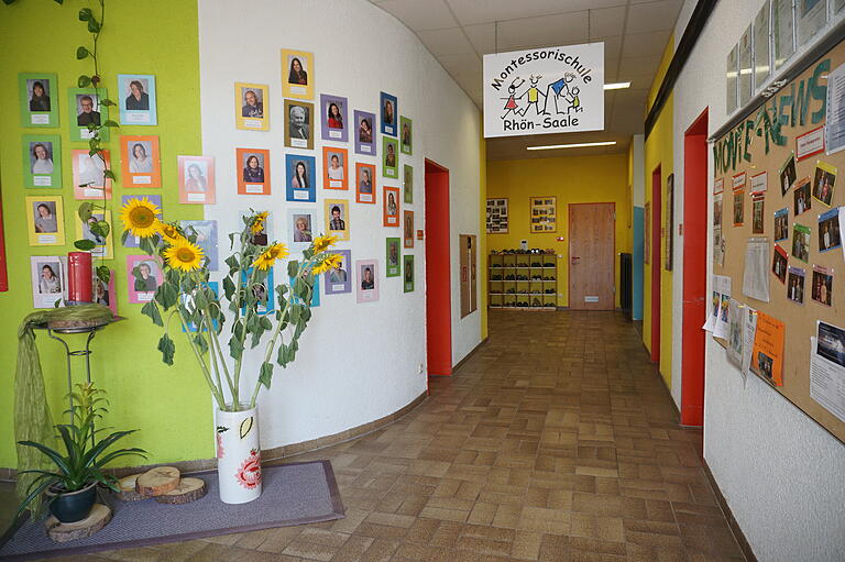 Eingangsbereich der Montessori-Schule Rhön-Saale im Sandberger Schulegebäude.