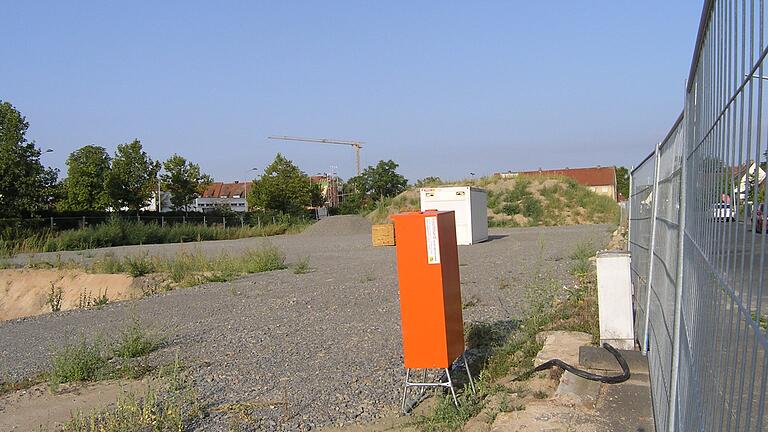 Der Baucontainer steht und die Baustromkästen sind aufgestellt. Mit vorbereitenden Arbeiten beginnt der Bau der 59 Sozialwohnungen in der Breslauer Straße in Kitzingen.