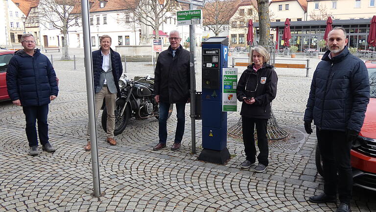 Die Vorteile des Handyparkens in Haßfurt wurden vorgestellt. Im Bild von links: Verkehrssachbearbeiter Harald Bauer, Parkster-Geschäftsführer Patrik Lundberg, Bürgermeister Günther Werner, Verkehrsüberwacherin Christa Göb und Christian Schneider, der Leiter der kommunalen Parküberwachung. Die Vorteile des Handyparkens in Haßfurt wurden vorgestellt. Im Bild von links: Verkehrssachbearbeiter Harald Bauer, Parkster-Geschäftsführer Patrik Lundberg, Bürgermeister Günther Werner, Verkehrsüberwacherin Christa Göb und Christian Schneider, der Leiter der kommunalen Parküberwachung.