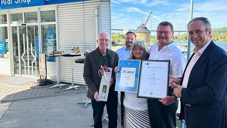 Glückwunsch für 25 Jahre Aral-Tankstelle Iglhaut in Marktbreit mit (von links) Bürgermeister Harald Kopp, Thorsten Kühnpast (Aral) Leiterin Angelika Pfeuffer, Michael Iglhaut und Radu Ferendino (IHK). Glückwunsch für 25 Jahre Aral-Tankstelle Iglhaut in Marktbreit mit (von links) Bürgermeister Harald Kopp, Thorsten Kühnpast (Aral) Leiterin Angelika Pfeuffer, Michael Iglhaut und Radu Ferendino (IHK).