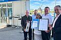 Glückwunsch für 25 Jahre Aral-Tankstelle Iglhaut in Marktbreit mit (von links) Bürgermeister Harald Kopp, Thorsten Kühnpast (Aral) Leiterin Angelika Pfeuffer, Michael Iglhaut und Radu Ferendino (IHK).