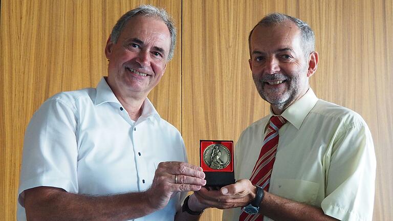 Wolfgang Ehbauer (rechts im Bild), Landwirtschaftsbereichsleiter an der Regierung von Unterfranken, wurde mit der Hans-Rogler-Medaille geehrt. Bernhard Schneider, Begleiter der Societas ad Usum Potatonis seit der ersten Stunde, war beauftragt, die Auszeichnung zu überreichen. Wolfgang Ehbauer (rechts im Bild), Landwirtschaftsbereichsleiter an der Regierung von Unterfranken, wurde mit der Hans-Rogler-Medaille geehrt. Bernhard Schneider, Begleiter der Societas ad Usum Potatonis seit der ersten Stunde, war beauftragt, die Auszeichnung zu überreichen.