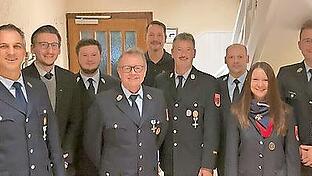 Die Führung der Feuerwehr Römershag: (von links) Andreas Heil (Vereinsvorsitzender), Bürgermeister Jan Marberg, Kevin Scheller (Kommandant), Jürgen Breitenbach, Danny Paul (Kassenwart), Jürgen Scheller (stellvertretender Kommandant), Michael Vent ...       -  Die Führung der Feuerwehr Römershag: (von links) Andreas Heil (Vereinsvorsitzender), Bürgermeister Jan Marberg, Kevin Scheller (Kommandant), Jürgen Breitenbach, Danny Paul (Kassenwart), Jürgen Scheller (stellvertretender Kommandant), Michael Vent (Vereinsvorsitzender), Stephanie Scheller (Jugendwartin) und Max Huppmann (Vereinsvorsitzender).