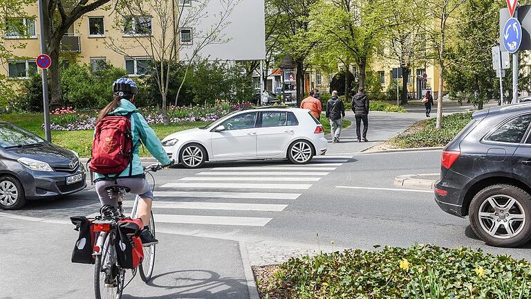 Der Allgemeine Deutsche Fahrrad-Club kritisiert in Würzburg zu schmale Radwege, schlechte Radverkehrsführungen und Konflikte mit Fußgängern. Der Allgemeine Deutsche Fahrrad-Club kritisiert in Würzburg zu schmale Radwege, schlechte Radverkehrsführungen und Konflikte mit Fußgängern.