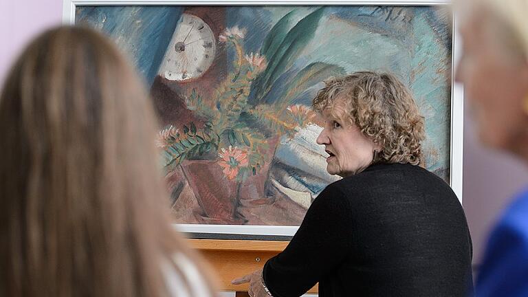 Stilleben für den Kulturspeicher - Marlene Lauter, Leiterin des Würzburger Museums im Kulturspeicher, präsentiert das neu erworbene „Stillleben mit Uhr und Papierrollen“ von Dorothea Maetzel-Johannsen. Stilleben für den Kulturspeicher - Marlene Lauter, Leiterin des Würzburger Museums im Kulturspeicher, präsentiert das neu erworbene „Stillleben mit Uhr und Papierrollen“ von Dorothea Maetzel-Johannsen.