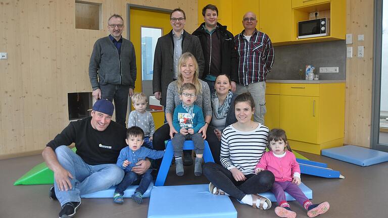 Anbau des Mainkinderhauses in Eisenheim für die Kinderkrippe eröffnet (stehen von links): Bürgermeister Andreas Hoßmann, Architekt Stephan Haas, Alexander Kraus und Andreas Pfister; sitzend: Susanne Oestreicher, Leiterin des Mainkinderhauses, sowie die Gruppenleiterinnen Fabienne Dittmann und Pia Rösner. Anbau des Mainkinderhauses in Eisenheim für die Kinderkrippe eröffnet (stehen von links): Bürgermeister Andreas Hoßmann, Architekt Stephan Haas, Alexander Kraus und Andreas Pfister; sitzend: Susanne Oestreicher, Leiterin des Mainkinderhauses, sowie die Gruppenleiterinnen Fabienne Dittmann und Pia Rösner.