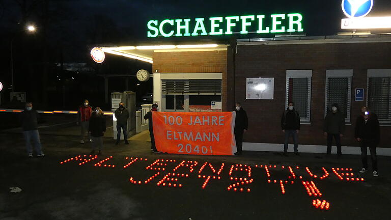 Mit dem Schriftzug 'Alternative jetzt!' machten der Eltmanner Betriebsrat und die Vertrauenskörpervertretung des Schaeffler-Werkes darauf aufmerksam, dass es durchaus Alternativen zur Werksschließung gibt. Mit dem Schriftzug 'Alternative jetzt!' machten der Eltmanner Betriebsrat und die Vertrauenskörpervertretung des Schaeffler-Werkes darauf aufmerksam, dass es durchaus Alternativen zur Werksschließung gibt.