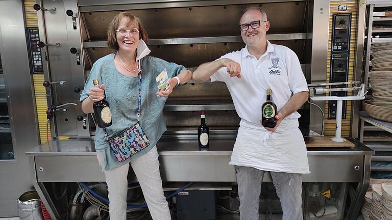 Hans Gebert freut sich über seinen Gewinn, drei Flaschen edlen Pineaus, ein Aperitif aus der Gegend von Fléac, den Maria Luise Thein überreichte. Hans Gebert freut sich über seinen Gewinn, drei Flaschen edlen Pineaus, ein Aperitif aus der Gegend von Fléac, den Maria Luise Thein überreichte.
