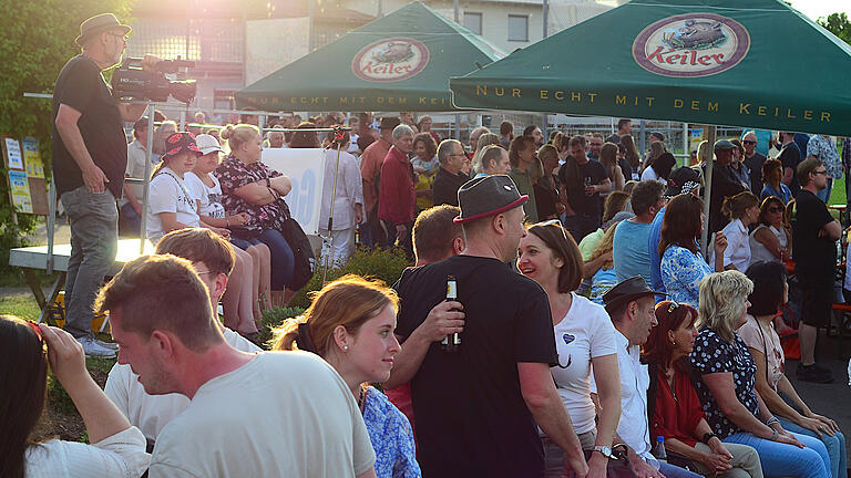 Zum Abend hin füllte sich das Festival. Gäste genossen die Live-Musik bei lauem Frühsommer Wetter. Zum Abend hin füllte sich das Festival. Gäste genossen die Live-Musik bei lauem Frühsommer Wetter.