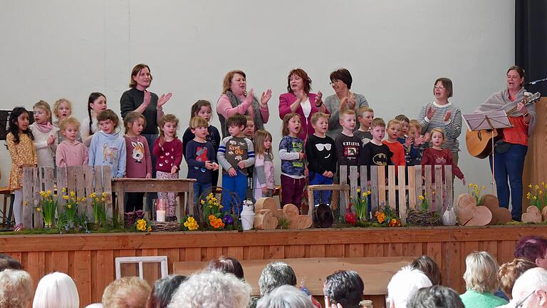 Die Kindergartenkinder aus Stangenroth kamen beim Landfrauentag vorbei und sangen zwei Lieder vor. - Die Kindergartenkinder aus Stangenroth kamen beim Landfrauentag vorbei und sangen zwei Lieder vor. Die Kindergartenkinder aus Stangenroth kamen beim Landfrauentag vorbei und sangen zwei Lieder vor. - Die Kindergartenkinder aus Stangenroth kamen beim Landfrauentag vorbei und sangen zwei Lieder vor.