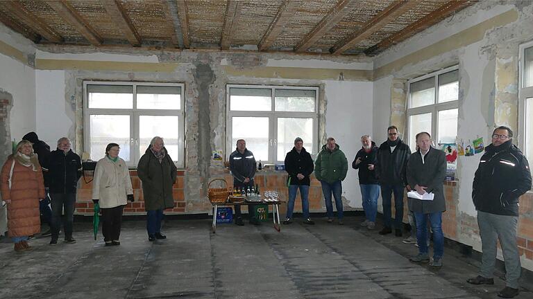 Im längst nicht fertiggestellten ehemaligen Klassenzimmer in der Neuen Hohenfelder Schule machten sich OB Sefan Güntner, Vertreter der Stadt, des Stadtrates, Bürger und Handwerker ein Bild vom Baufortschritt zur Kinderkrippe. Im längst nicht fertiggestellten ehemaligen Klassenzimmer in der Neuen Hohenfelder Schule machten sich OB Sefan Güntner, Vertreter der Stadt, des Stadtrates, Bürger und Handwerker ein Bild vom Baufortschritt zur Kinderkrippe.