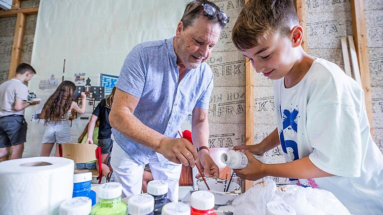 Der Schweinfurter Künstler Volker Ebel unterstützt das Malprojekt an der Schiller-Grundschule. Er gibt Anleitung zum Mischen der Farben und zur Maltechnik. Der Schweinfurter Künstler Volker Ebel unterstützt das Malprojekt an der Schiller-Grundschule. Er gibt Anleitung zum Mischen der Farben und zur Maltechnik.