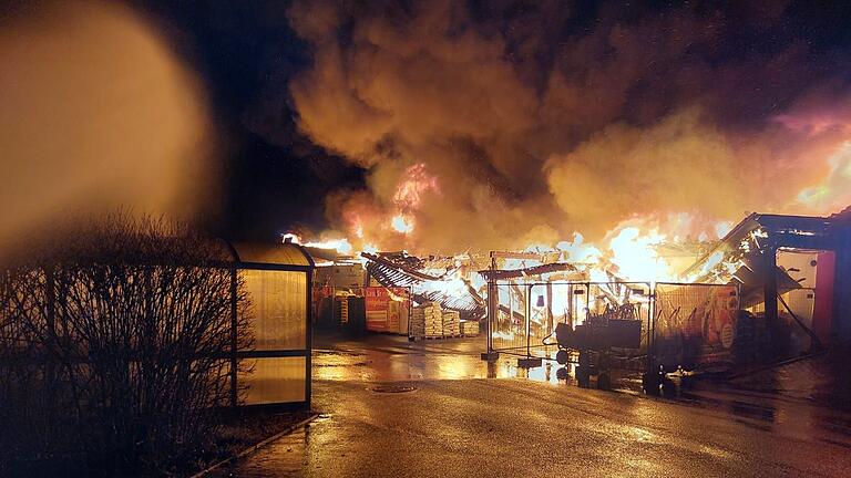 Vollbrand in einem Baumarkt in Zellingen. Vollbrand in einem Baumarkt in Zellingen.