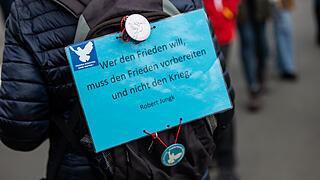 Rund 300 Menschen nehmen am Samstag 19.04.25 am Ostermarsch durch Würzburg teil. Er hat zum Thema: Den Frieden gewinnen - nicht den Krieg'. Sie demonstrieren gegen die weltweite Aufrüstung.