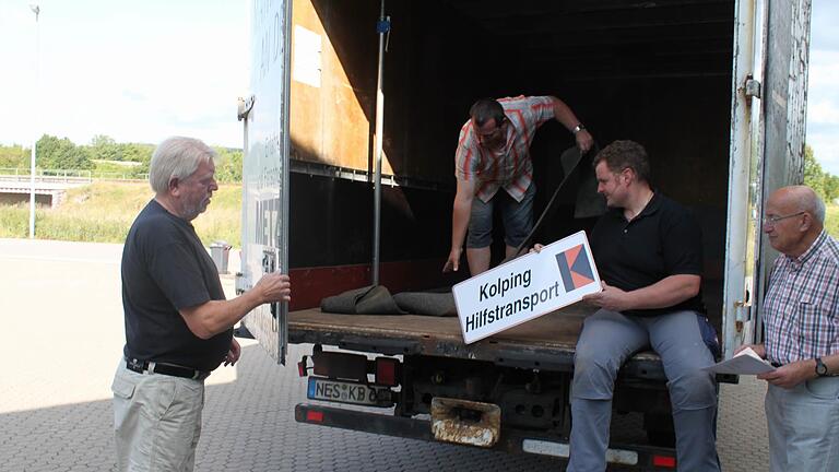 Ein schon historisches Bild vom Transport: Kurt Dräger (links) öffnet ihnen  die Tür und Burkard Schodorf, Jürgen Eckert und Otto Kiesel (von links) nehmen den Lkw für Kolping vorübergehend  in Besitz. Der 7,5-Tonner wird in Rumänien bleiben. Thomas Malz       -  Ein schon historisches Bild vom Transport: Kurt Dräger (links) öffnet ihnen  die Tür und Burkard Schodorf, Jürgen Eckert und Otto Kiesel (von links) nehmen den Lkw für Kolping vorübergehend  in Besitz. Der 7,5-Tonner wird in Rumänien bleiben. Thomas Malz