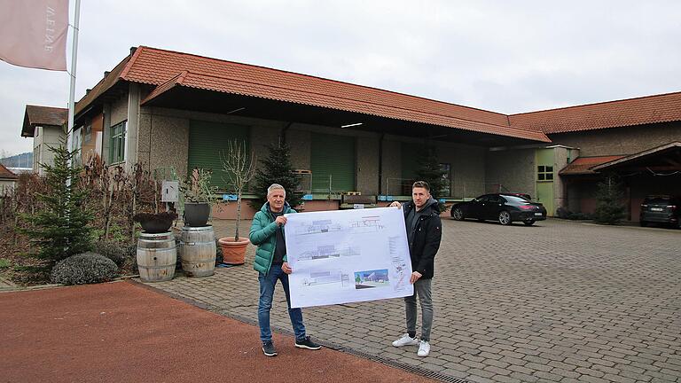 Eine auffällige Fassade erhalten werden die ehemaligen Lagerhallen der Divino-Nordheim Thüngersheim am nördlichen Ortseingang durch deren Umwandlung und Aufstockung zu Büroräumen der  Steinmetz Einrichtungen GmbH. Mit den Plänen zeigen sich Geschäftsführer Horst Steinmetz und Fabian Steinmetz (Mitglied der Geschäftsführung) vor den ehemaligen Lagerhallen.