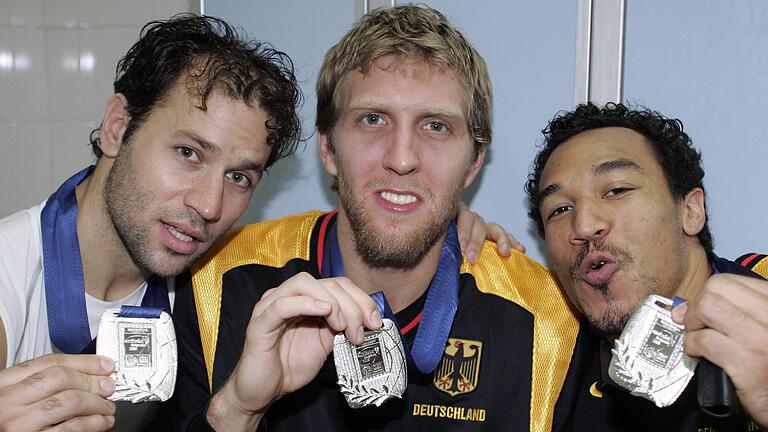 25. September 2005: die deutschen Nationalspieler (von links) Denis Wucherer, Dirk Nowitzki und Demond Greene präsentieren ihre bei der EM gewonnen Silbermedaillen. 25. September 2005: die deutschen Nationalspieler (von links) Denis Wucherer, Dirk Nowitzki und Demond Greene präsentieren ihre bei der EM gewonnen Silbermedaillen.