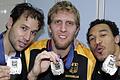 25. September 2005: die deutschen Nationalspieler (von links) Denis Wucherer, Dirk Nowitzki und Demond Greene präsentieren ihre bei der EM gewonnen Silbermedaillen.