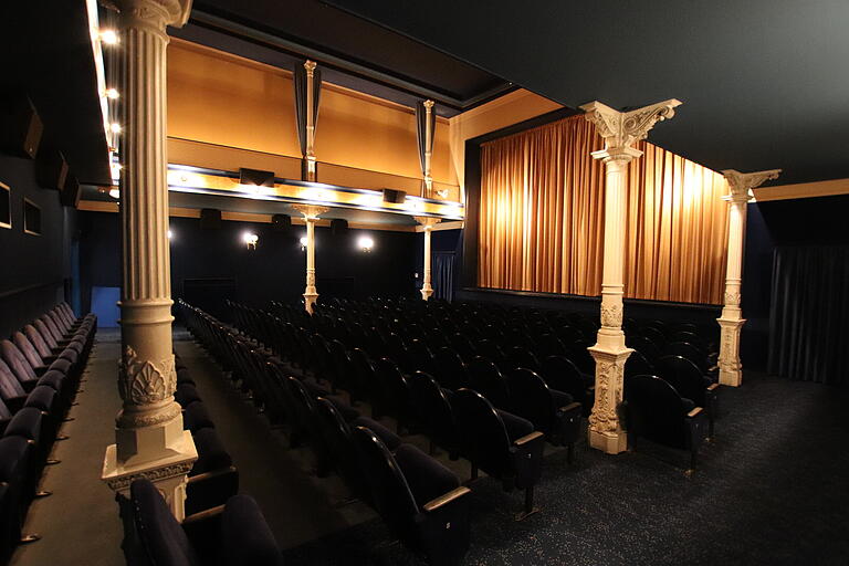 Wenn das kein Kino mit Kitzinger Stadt-Flair ist: der blaue Saal im Roxy. Wenn das kein Kino mit Kitzinger Stadt-Flair ist: der blaue Saal im Roxy.