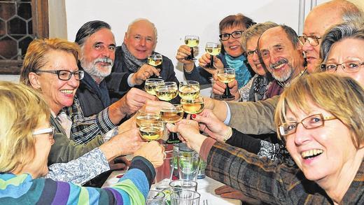 Auf das Wohl der Stadt: Ochsenfurt ist zur Tradition der Kauzensitzung zurückgekehrt, zu der alle Bürger eingeladen sind, um nach der Ansprache des Bürgermeisters und dem Trunk aus dem Kauzenpokal in gemütlicher Runde ins Gespräch zu kommen. Sitzungssaal und Foyer waren bis auf den letzten Platz gefüllt. Auf das Wohl der Stadt: Ochsenfurt ist zur Tradition der Kauzensitzung zurückgekehrt, zu der alle Bürger eingeladen sind, um nach der Ansprache des Bürgermeisters und dem Trunk aus dem Kauzenpokal in gemütlicher Runde ins Gespräch zu kommen. Sitzungssaal und Foyer waren bis auf den letzten Platz gefüllt.