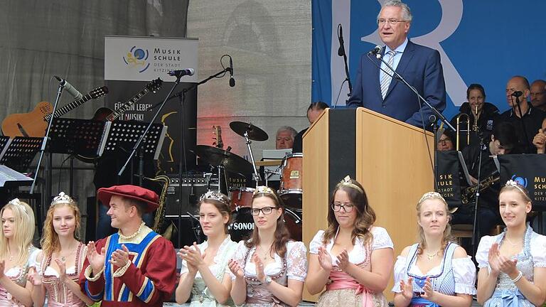 Beifall von den Weinhoheiten und vom Publikum für Joachim Herrmann (am Rednerpult). Der Bayerische Innenminister hatte anstelle von Horst Seehofer die Festrede zum Tag der Franken gehalten.