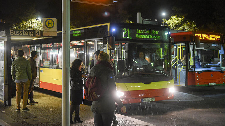 Eine Überlastung der erst vor zwei Jahren eingeführten Nachtbusse bei einer Verlängerung der Sperrzeit, befürchtet die Studierendenvertetung der Uni in einer Pressemitteilung. Das Argument: Es würden sich alle Nachtschwärmer gleichzeitig auf den Heimweg machen. Eine Überlastung der erst vor zwei Jahren eingeführten Nachtbusse bei einer Verlängerung der Sperrzeit, befürchtet die Studierendenvertetung der Uni in einer Pressemitteilung. Das Argument: Es würden sich alle Nachtschwärmer gleichzeitig auf den Heimweg machen. 