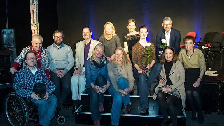 Der Würzburger Arbeitskreis der Seltenen Erkrankungen mit Darstellern von „Der Kaktus“ v.l.: Gerald Brandt, Theresia Then, Christian Holzinger, Berthold Schmitt, Angelika Eiler, Birgit Hardt, Doris Vitzethum-Walter, Kati Schweitzer, Lena Försch, Jan Höcker, Karin Scheuermann, Dr. Renate Fiedler (rechts).