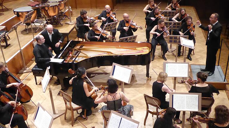 Das Ensemble Resonanz und Alexander Melnikov. Foto: Gerhild Ahnert       -  Das Ensemble Resonanz und Alexander Melnikov. Foto: Gerhild Ahnert