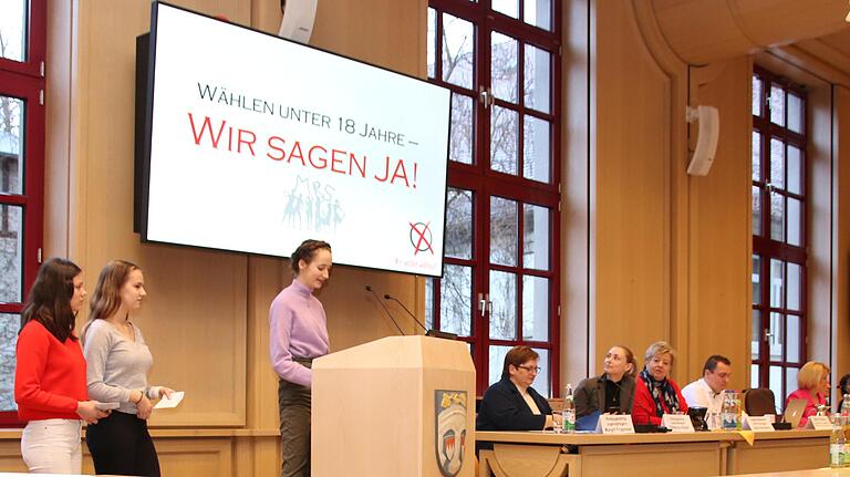 Die Schülerrinnen stellen den Antrag zum Wählen ab 16. Die Schülerrinnen stellen den Antrag zum Wählen ab 16.